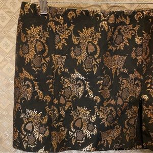 BEBE Marielle Mini Skirt 10 Black Metallic Gold Jaquard Brocade Zipper Slit